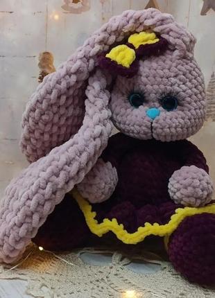 Плюшева зайчик із великими вухами