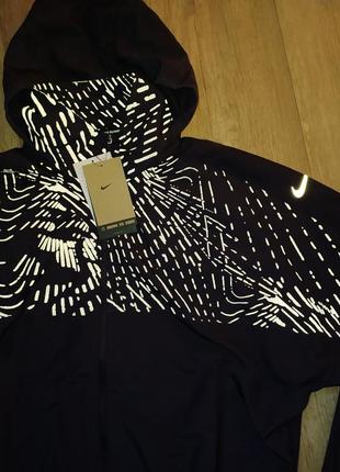 Женская куртка ветровка nike run division reflective украшена светоотражающим принтом5 фото