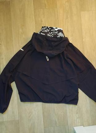 Женская куртка ветровка nike run division reflective украшена светоотражающим принтом4 фото