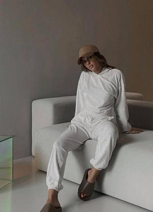 Костюм женский спортивный велюровый молочный однотонный оверсайз худи с капишоном брюки на высокой посадке свободного кроя с карманами качественный стильный