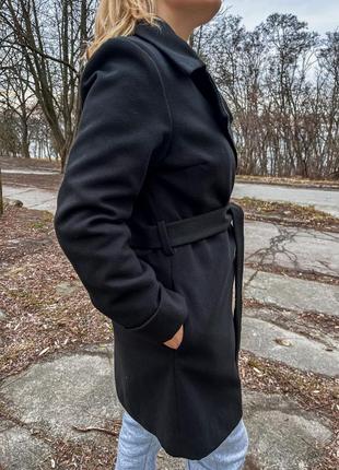 Пальто чорне кашемір з поясом на підкладі англійський комір3 фото