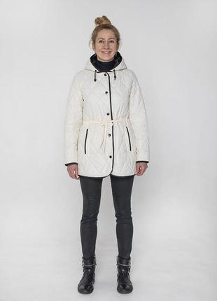 Комфортная белая куртка средней длины с кулиской и завязкой на талии, больших размеров от 44 до 54