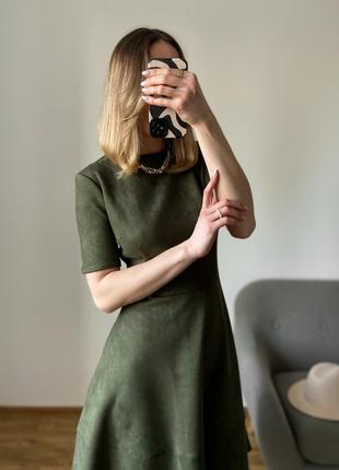 Замшева сукня міді кольору хакі10 фото