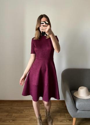 Замшева сукня довжини міді баклажанового кольору
