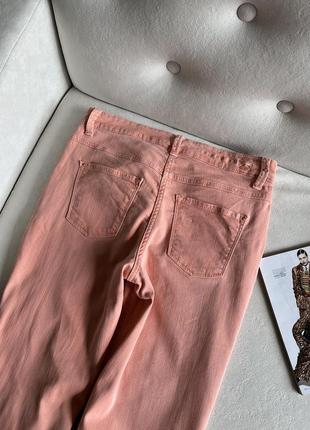 Персиковые джинсы с высокой посадкой10 фото
