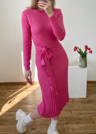 Рожева трикотажна сукня міді