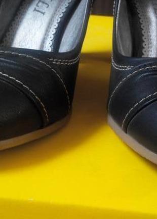 Туфли на каблуке