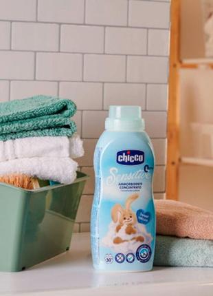 Кондиционер для белья chicco sensitive sweet talcum смягчитель тканей 750 мл (8058664103126)4 фото