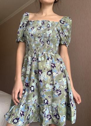 Оливкова сукня в квітковий принт з квадратним вирізом2 фото