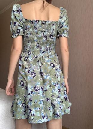 Оливкова сукня в квітковий принт з квадратним вирізом5 фото