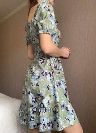 Оливкова сукня в квітковий принт з квадратним вирізом3 фото