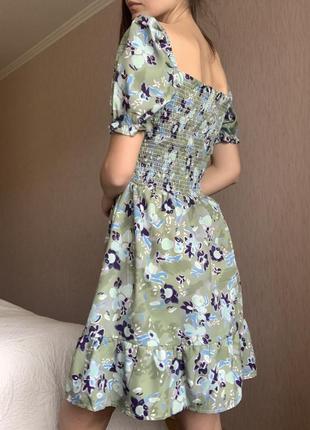 Оливкова сукня в квітковий принт з квадратним вирізом9 фото