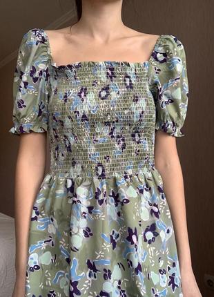 Оливкова сукня в квітковий принт з квадратним вирізом8 фото