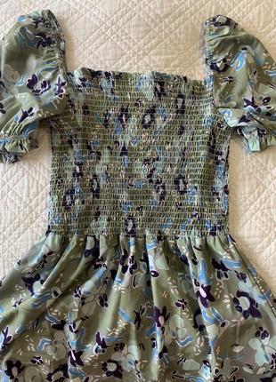 Оливкова сукня в квітковий принт з квадратним вирізом10 фото