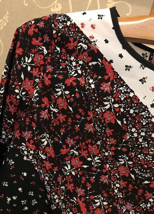 Очень красивая и стильная брендовая блузка в цветочках.