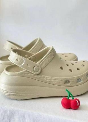 Жіночі шльопанці сабо кроксы на платформе бежевые crocs classic crush clog1 фото