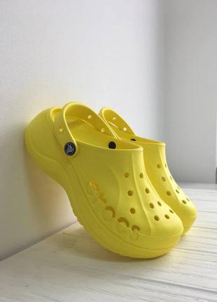 Кроксы желтые на платформе сабо шлепанцы crocs baya platform clog2 фото