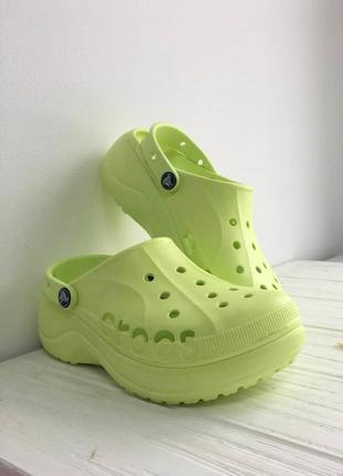 Кроки зелені салатові на платформі сабо шльопанці crocs baya platform clog