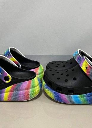 Жіночі шльопанці сабо кроксы на платформе crocs classic crush spray dye2 фото