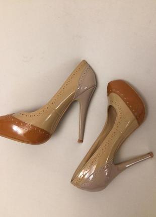 Суперовые , лакированные туфли . размер 39