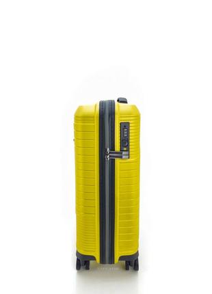 Дорожный маленький полипропиленовый чемодан snowball 24103 на 4 двойных колесах желтый4 фото