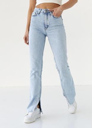 Прямые джинсы с разрезами внизу1 фото
