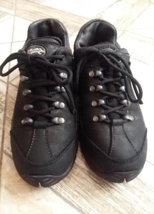 Фирменные кроссовки фирмы "mendl".