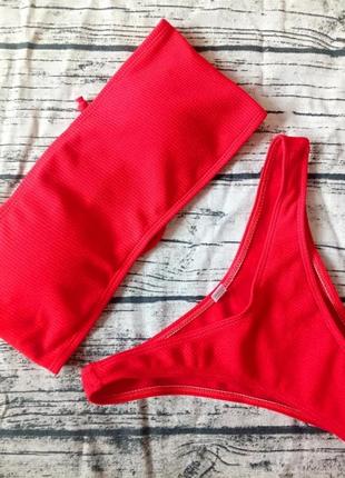 Стильный купальник бандо в красном цвете