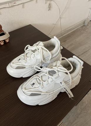Белые кроссовки с массивной подошвой5 фото