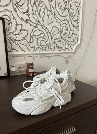 Белые кроссовки с массивной подошвой7 фото