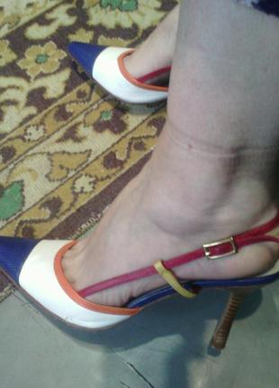 Дуже гарні шкіряні босоніжки на набірних підборах 39 розмір