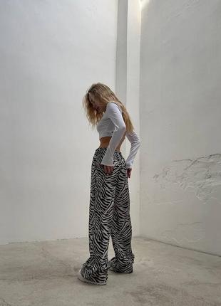 Легенькие брюки с зебровым принтом9 фото