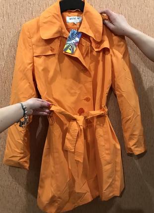 Плащ пальто яркого цвета тренч
