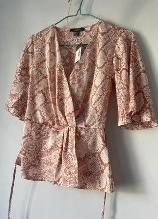 Блуза розпродаж зміїний принт, рукава кльош з біркою розмір s біло-персиковий2 фото