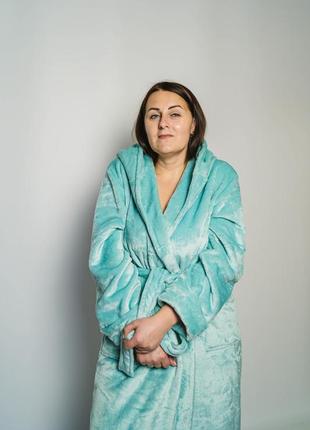 Женский длинный махровый халат с однотонным капишоном.4 фото