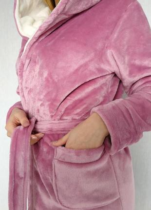 Жіночий короткий махровий халат з молочним капішончиком .4 фото