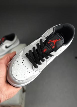 Жіночі сірі з білим кросівки nike air jordan 1 low 🆕 найк джордан3 фото