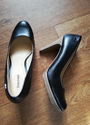 Туфли искусственная кожа качественные новые на каблуке черные с подошвой пробка