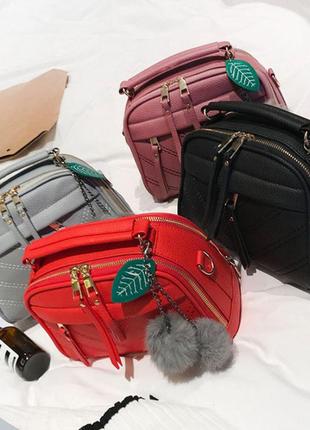 Качественная мини сумочка с меховым брелком красный цвет3 фото
