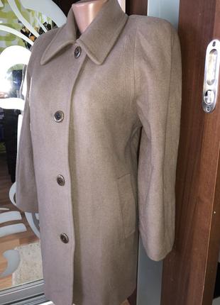 Стильное бежевое женское классическое пальто3 фото