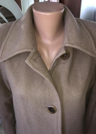 Стильное бежевое женское классическое пальто4 фото