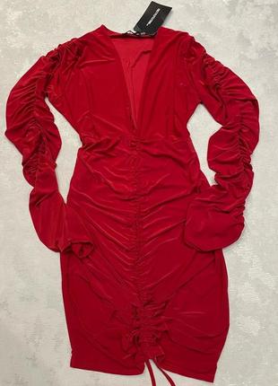 Невероятное гладкое платье со сборками красного цвета1 фото