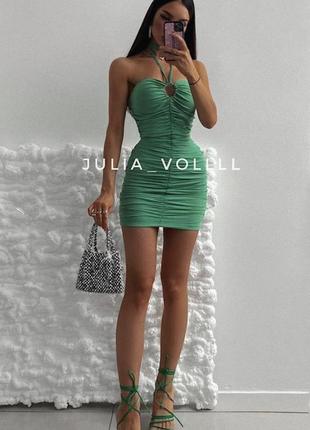 Зеленое платье со сборкой4 фото