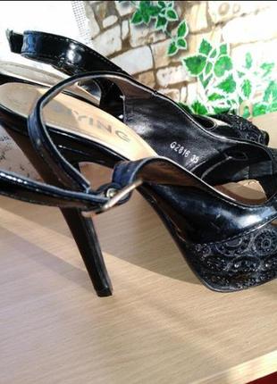 Чорні босоніжки на шпильці 35р