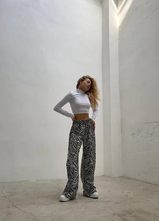 259 штаны с принтом «зебра». легкие и удобные брюки с трендовым принтом. идеально сочетаются с белым