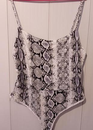 Боди змеиный принт pretty little things