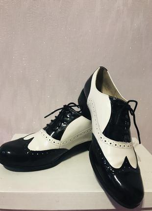 Кожаные лакированные туфли броги оксфорды clarks