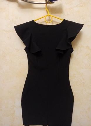 Маленькое чёрное платье с воланами6 фото