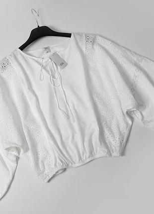 Белая свободная хлопковая рубашка в перфорацию