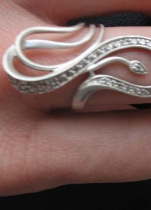 Кольцо женское серебряное с цирконами.3 фото